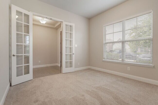 Building Photo - "Beautiful 3-Bed, 2-Bath Retreat in Northl...