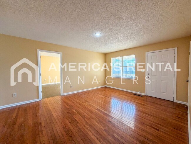 Building Photo - Modern 3BR/2BA – Easy Commute to Downtown!