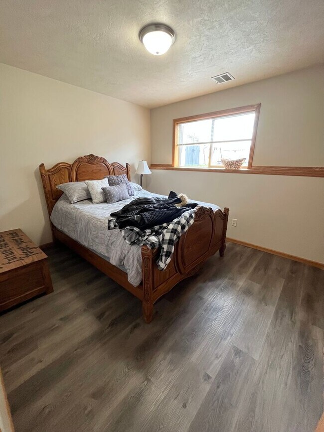 Building Photo - 3 Bed/2 Bath Apartment in Sioux Falls!