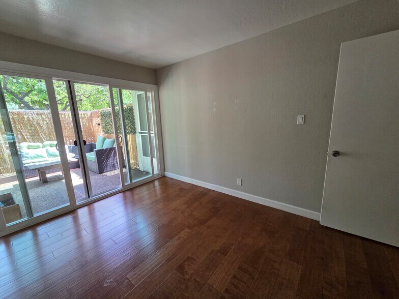 Building Photo - 280 Easy St