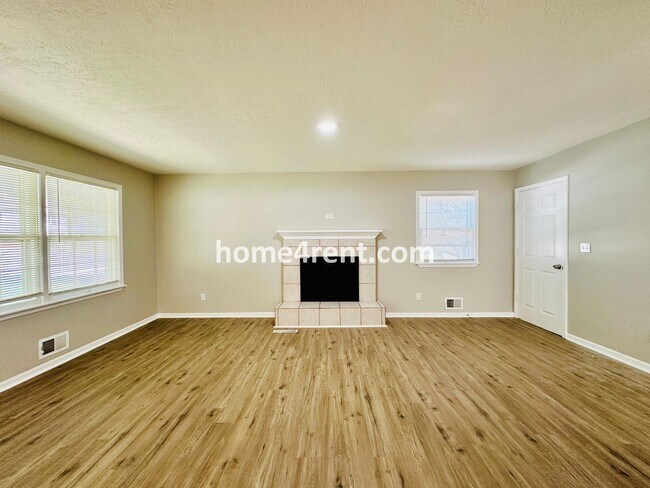 Building Photo - Like New, Ranch Style Home in Raytown - Wood Floors, Finished Basement, Fenced Yard!