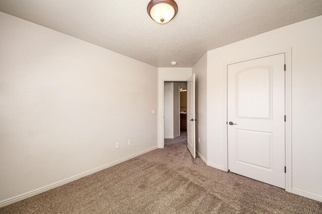 Building Photo - Beautiful Fossil Hills END UNIT!!