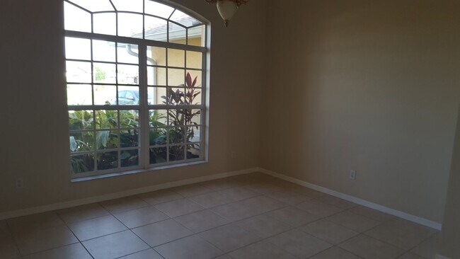 Building Photo - 1405 NE 5th Pl