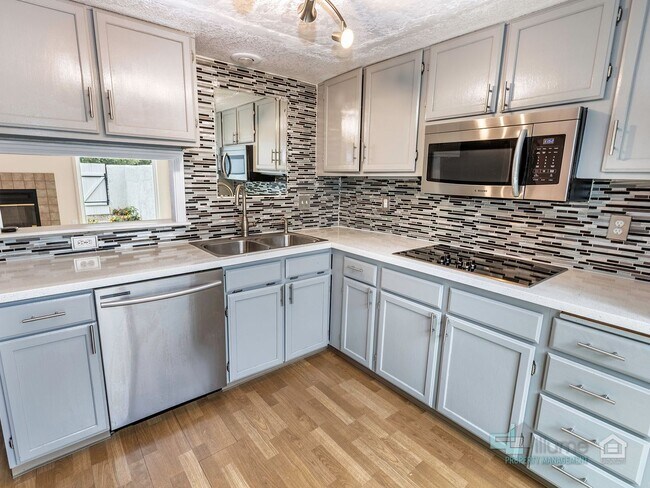 Building Photo - Inviting 2-Bedroom, 2.5 Bathroom Home in Gresham