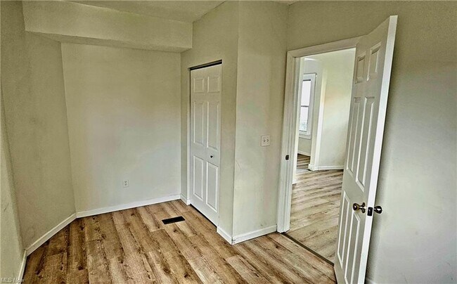 Building Photo - 1914 W 58th St