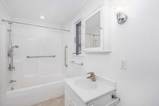 Building Photo - 445 Glen Rd