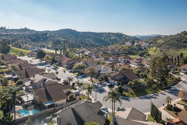 Building Photo - Fully furnished Canyon View 5 Bed Single Family