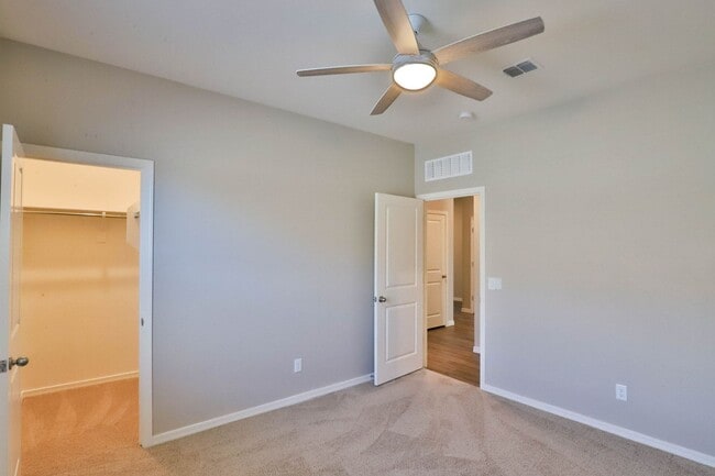 Building Photo - Spacious 4 bed 3 bath