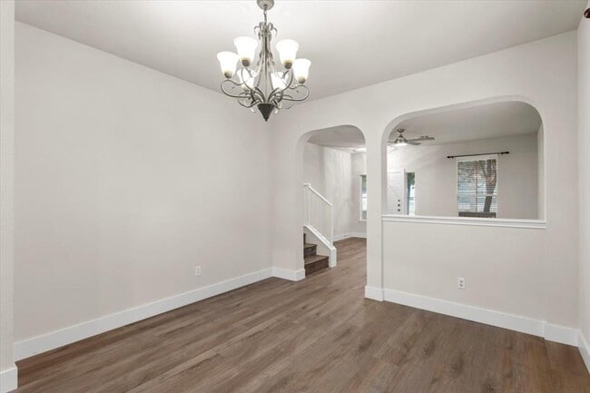 Building Photo - 410 Bandstand Ln