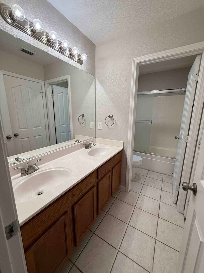 Building Photo - Great 4 Bedroom with Pool