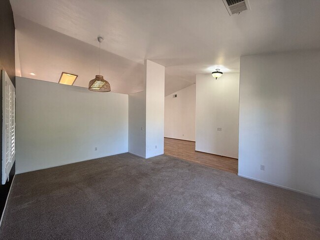 Building Photo - Quartz Hill 4 Bedroom 2 Bath!