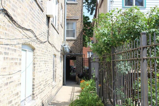 Building Photo - 2 bedroom in Chicago IL 60618