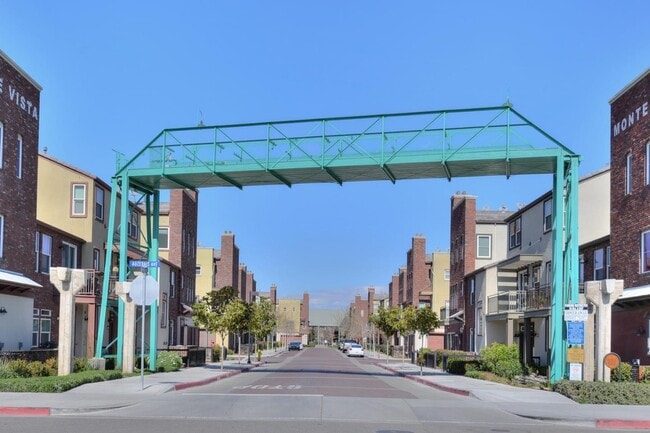 Building Photo - 895 Gaspar Vis