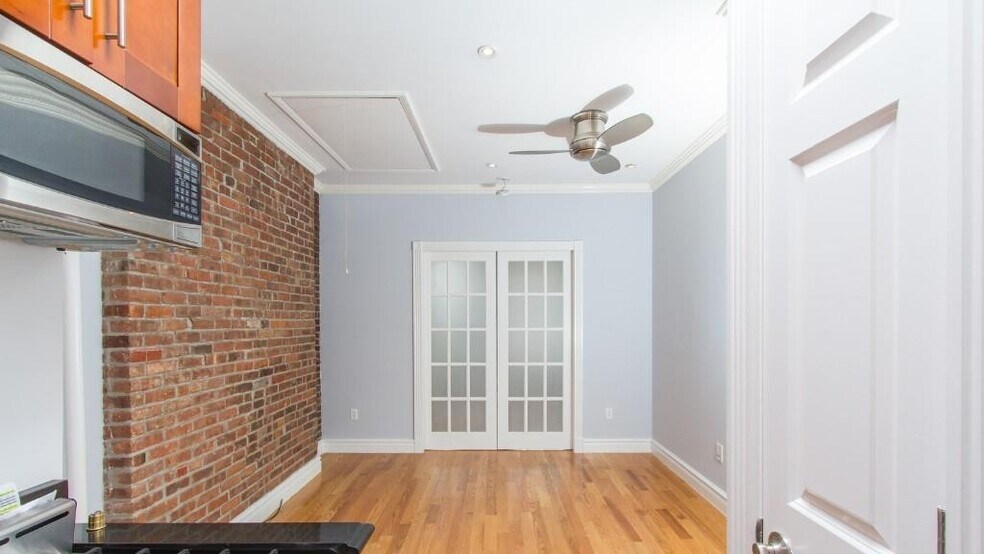 Building Photo - 246 Mott St