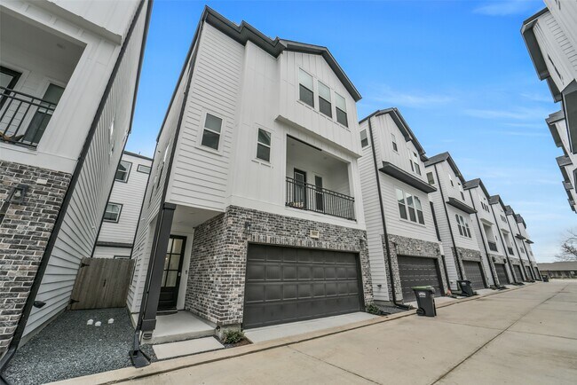 Building Photo - 718 W Donovan St