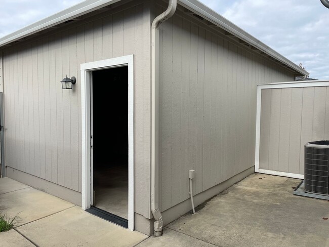 Building Photo - Very Nice 2 Bedroom 2 Bathroom Condo 55 Pl...