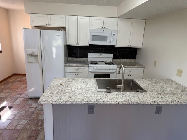 Building Photo - 5267 Center Rd