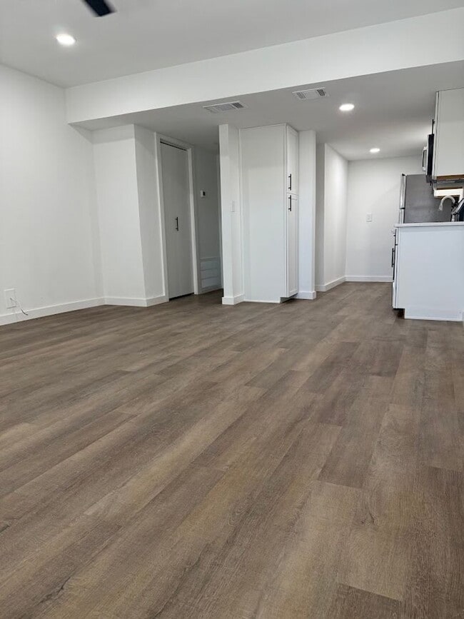 Building Photo - Remodeled Private San Pedro Square Studio