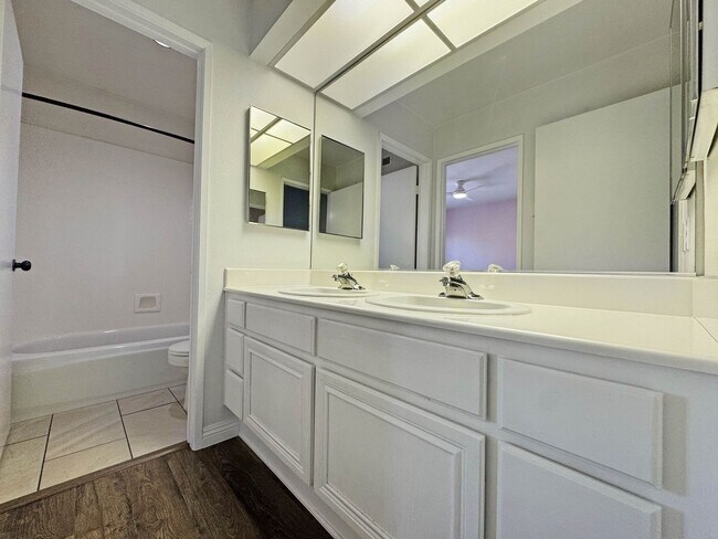 Building Photo - Your Next Home Awaits! Modern 4BR, 3BA Bea...