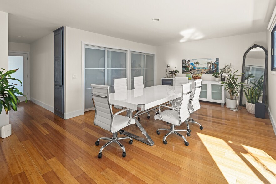 Primary bedroom (currently set up as office space) - 18 N Venice Blvd