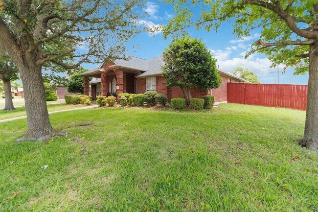 Building Photo - 2502 Chapel Hill Dr