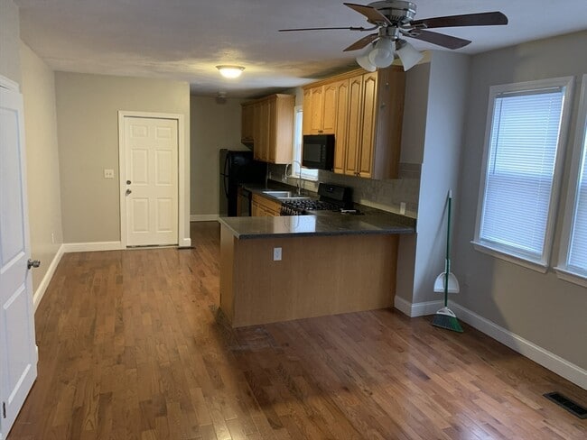 Building Photo - 15-17-17 Lorna Rd