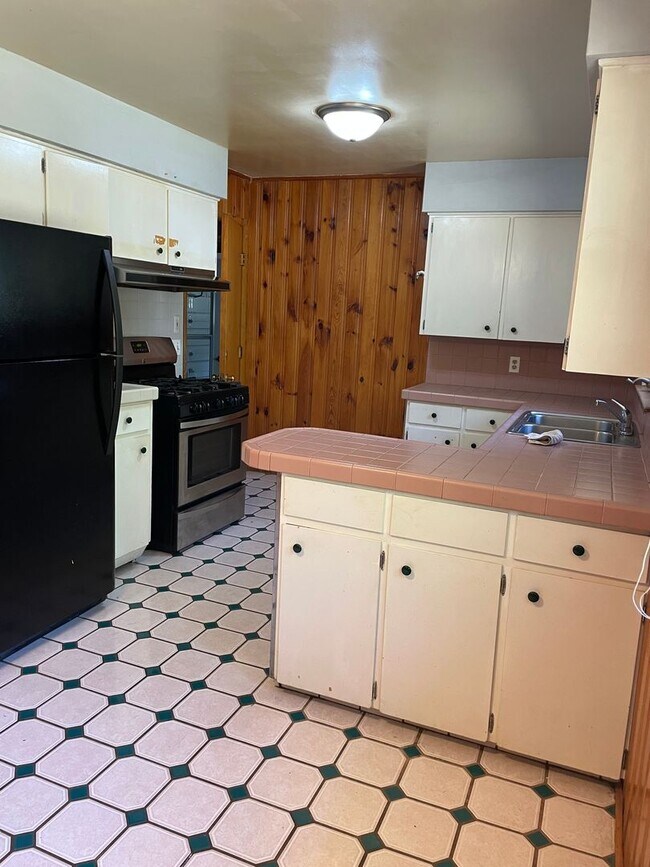 Building Photo - 5675 Juanita Dr SE