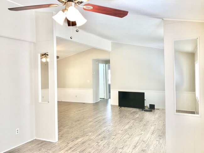 Building Photo - Awesome Updated Single Story in The Darling "Farm" Community of Wildomar, Close to Everything, bu...