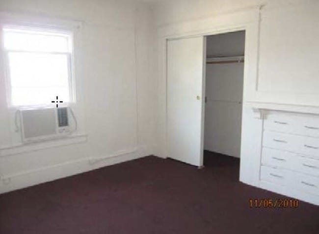 Building Photo - 330-334 E Oak St