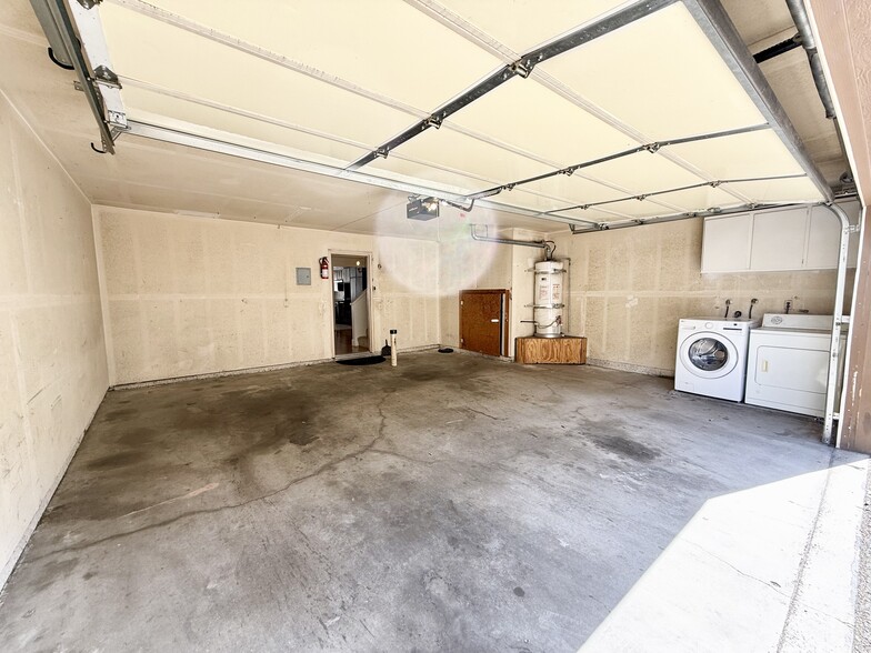 2 Car Garage + Washer & Dryer - 750 E 5th St