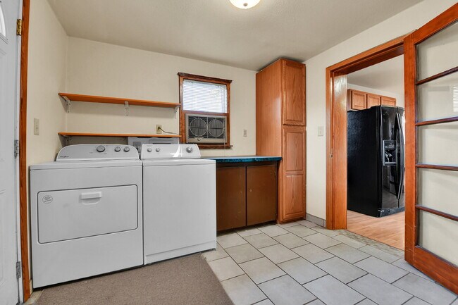 Building Photo - $2,900, 3-bed, 2 bath victorian home with a fenced yard and $300 off the first month's rent.