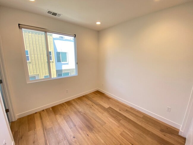 Building Photo - Advent - Three Story Townhome W/ Attached ...