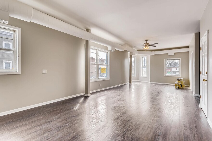 LR - 2000 W Roscoe St