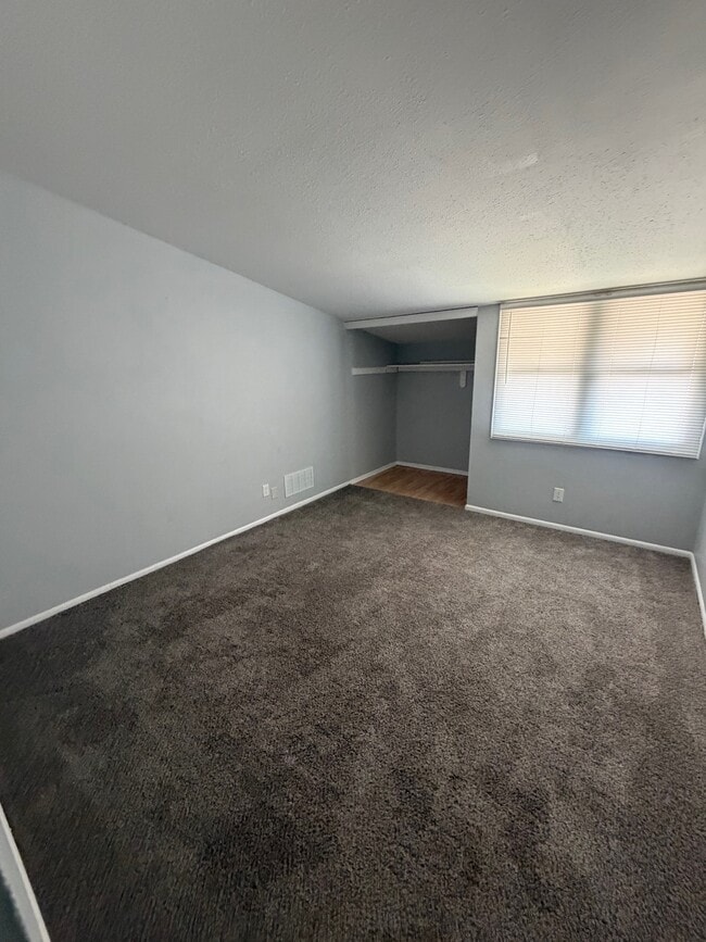 Building Photo - 8865 N Swan Rd