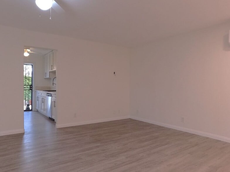 Building Photo - 906 S Gilbert St