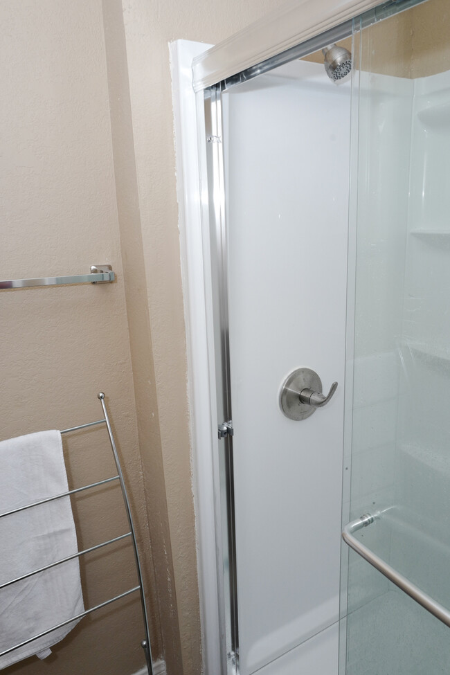 Apt Shower - 501 Holick Ave