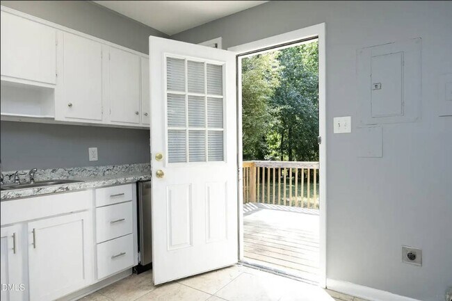 Building Photo - Charming Renovated Ranch – Turn-Key Ready in a Prime Raleigh Location