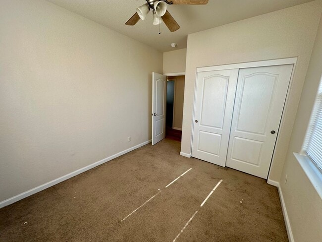 Building Photo - Lovely home with all new appliances and la...