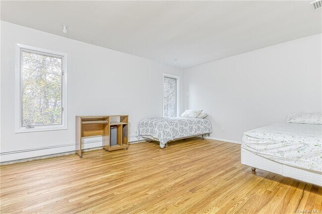 Building Photo - 9 Cloverdale Ln