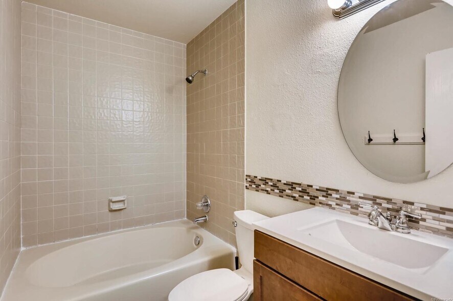 Building Photo - 8225 Fairmount Dr