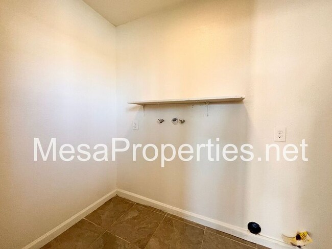 Building Photo - 820 Caliente Dr