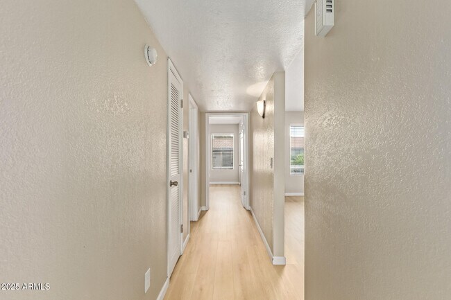 Building Photo - 1402 E Guadalupe Rd