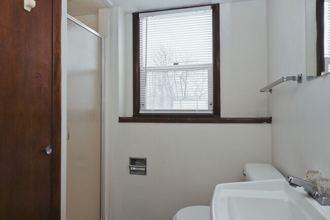 Building Photo - *COMING SOON* Gorgeous 5 Bed 2 Bath Home f...