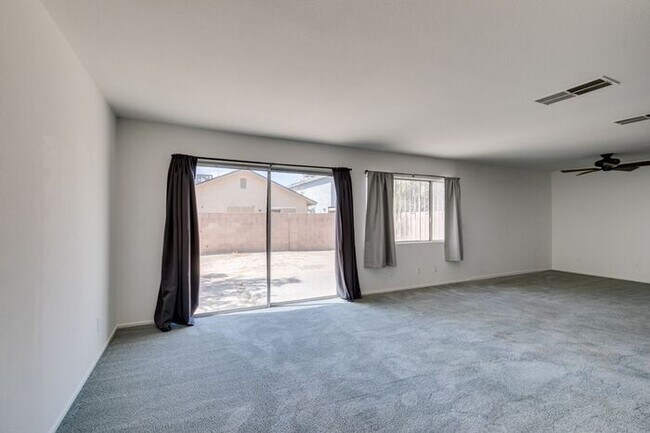 Building Photo - Double Primary Townhome with Spacious Backyard in 89115!