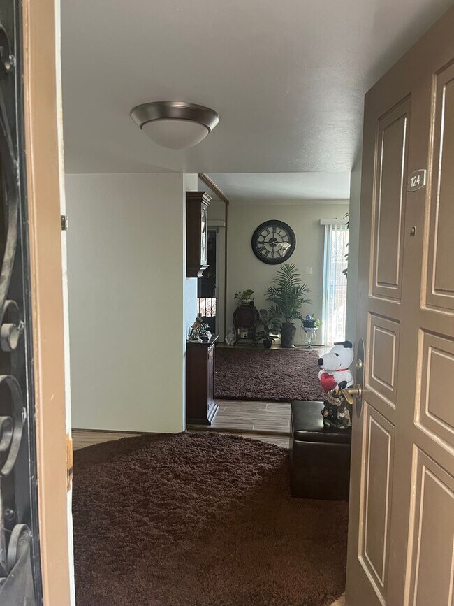 Building Photo - Lovely 2 Bedroom and 2 Bathroom Condo!