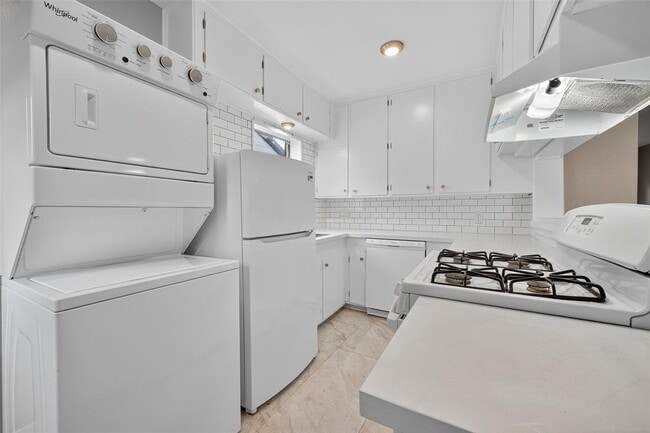 Building Photo - 2343 Wroxton Rd