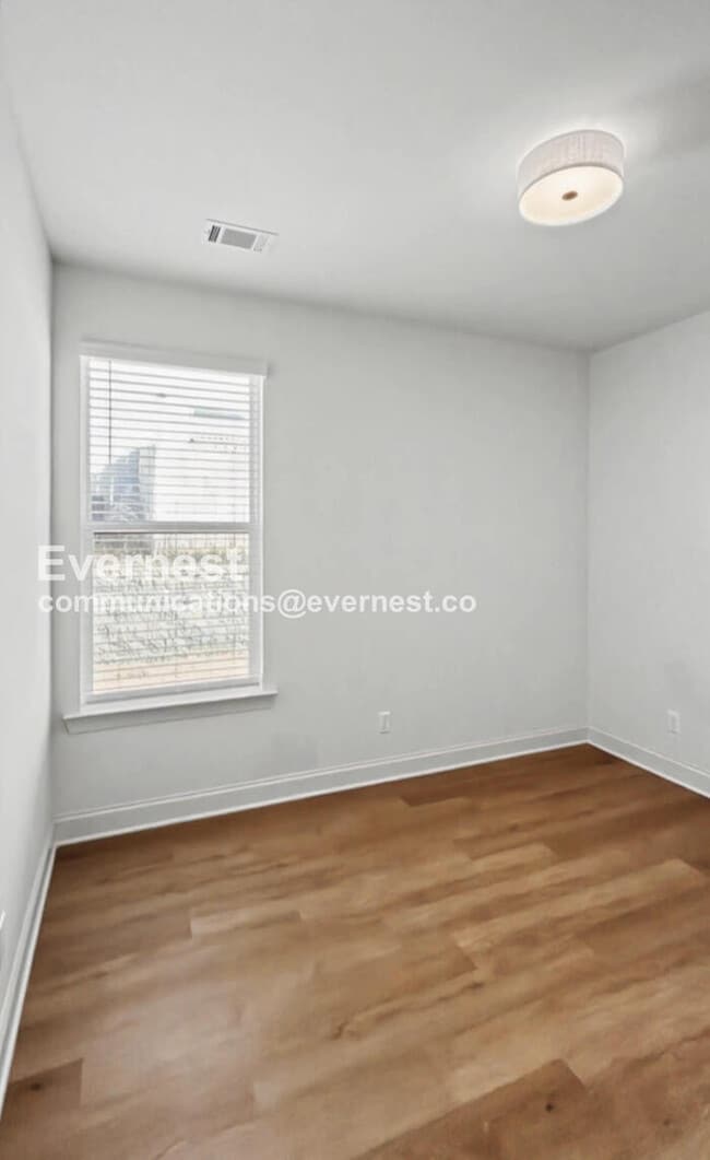 Building Photo - 3 Bed/2 Bath Home with Garage / Pet-Friendly / Available Now!