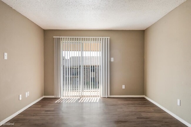 Building Photo - 1 br, 1 bath Condo - 7924 Emerald Crest Dr...