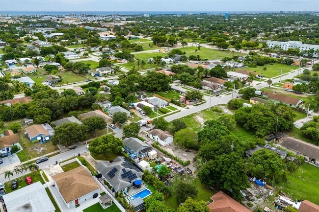 Building Photo - 114 NW 10th Ave