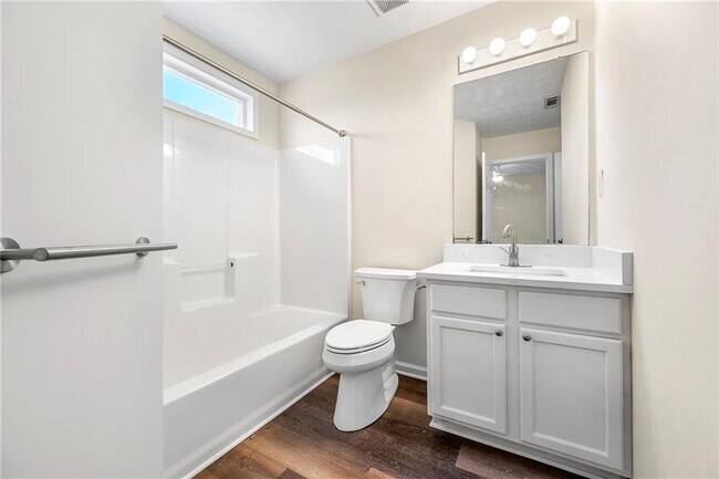 Building Photo - 3300 Northcliff Dr